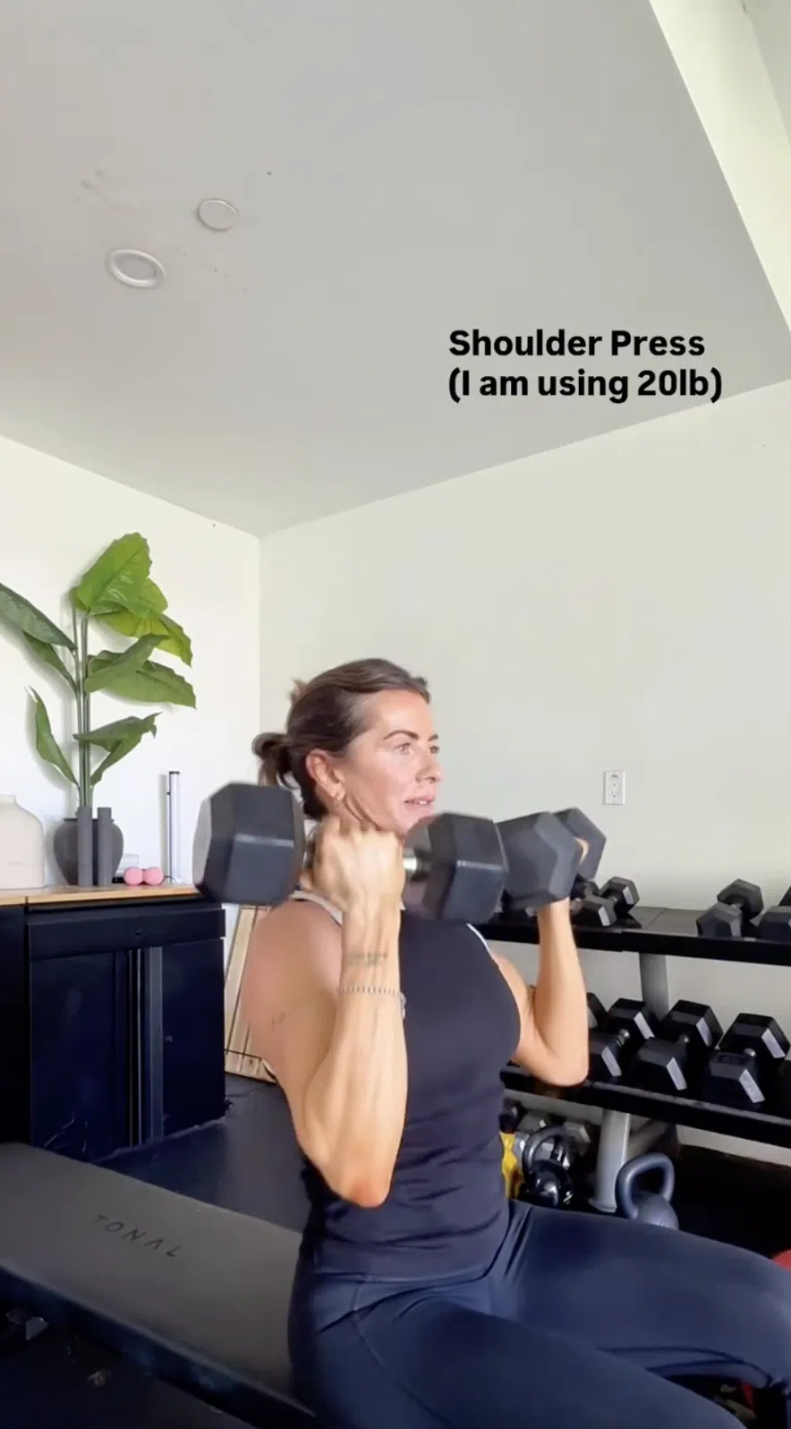 Dalyce voert de shoulder press uit